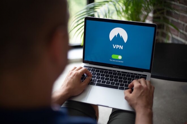 
Украинские власти конфисковали VPN-серверы Windscribe: спецслужбы могли перехватывать трафик
