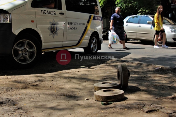 В одном из переулков Одессы выброшенные «противотанковые мины» надели шума. Фото