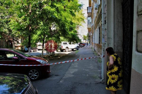 В одном из переулков Одессы выброшенные «противотанковые мины» надели шума. Фото
