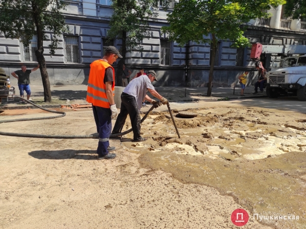 Мегапровал на Пироговской: в «Инфоксе» рассказали, почему появилась яма и когда ее ликвидируют