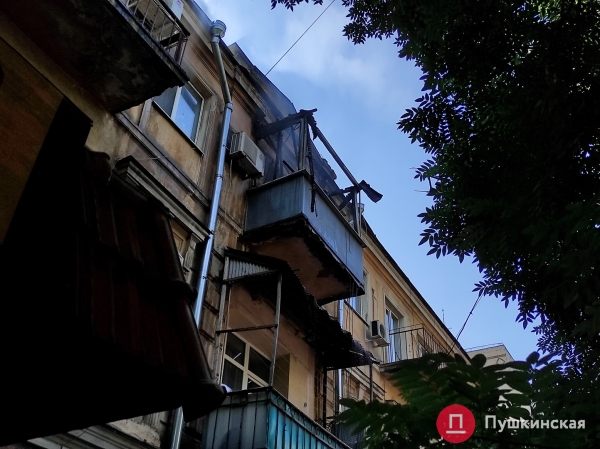 В центре Одессы загорелся жилой дом, на месте работает ГСЧС. Видео, обновлено