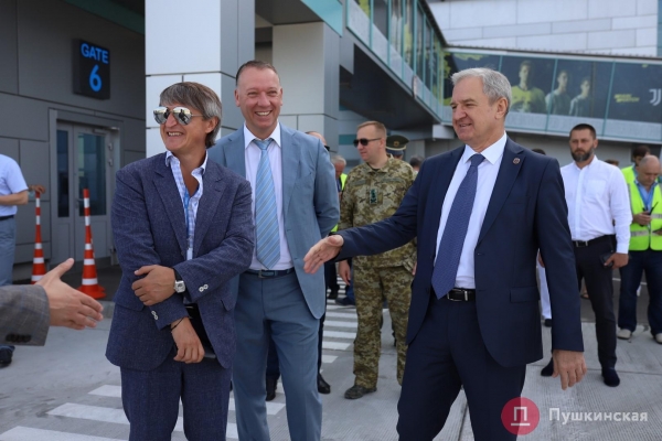 Первая посадка, первый взлет: как в одесском аэропорту открывали новую взлетку. Фоторепортаж