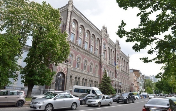 НБУ вернулся к покупке валюты на межбанке 
