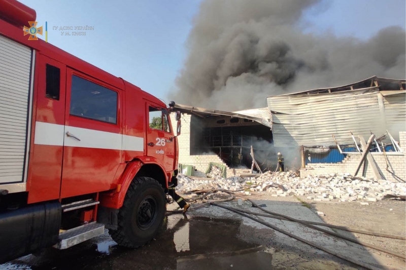 У Києві — масштабна пожежа: обвалилася частина даху будівлі, розгорнуто штаб