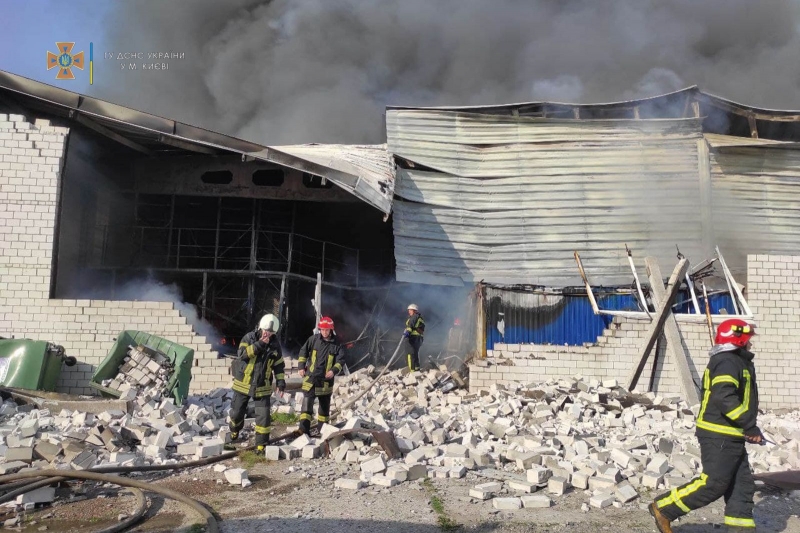 У Києві — масштабна пожежа: обвалилася частина даху будівлі, розгорнуто штаб
