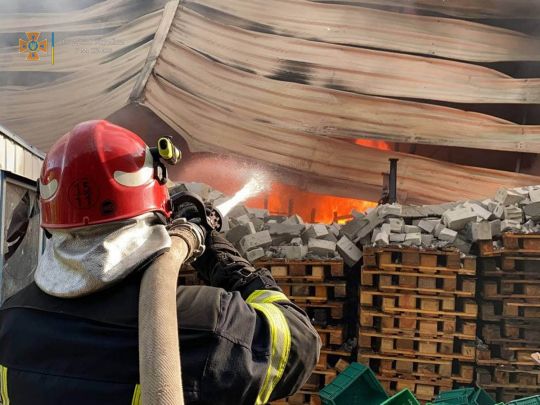 У Києві — масштабна пожежа: обвалилася частина даху будівлі, розгорнуто штаб