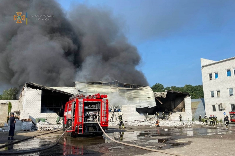У Києві — масштабна пожежа: обвалилася частина даху будівлі, розгорнуто штаб