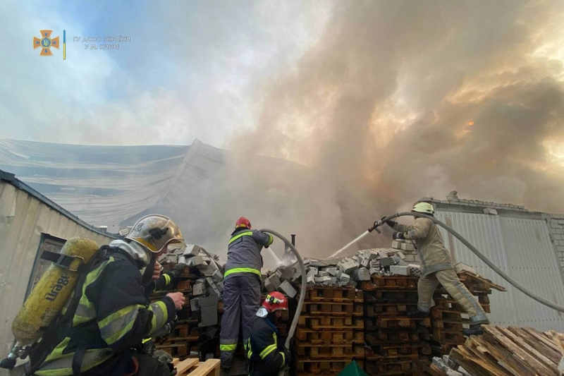 У Києві — масштабна пожежа: обвалилася частина даху будівлі, розгорнуто штаб