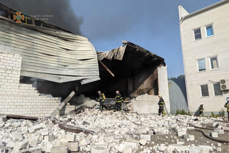 У Києві — масштабна пожежа: обвалилася частина даху будівлі, розгорнуто штаб