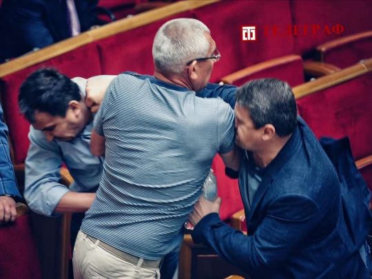 У Раді нардеп від «Батьківщини» вдарив «слугу народу»