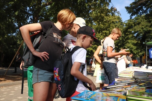 В парке Шевченко сегодня многолюдно: там проходит книжный фестиваль 