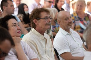 В парке Шевченко сегодня многолюдно: там проходит книжный фестиваль 