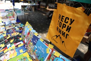 В парке Шевченко сегодня многолюдно: там проходит книжный фестиваль 