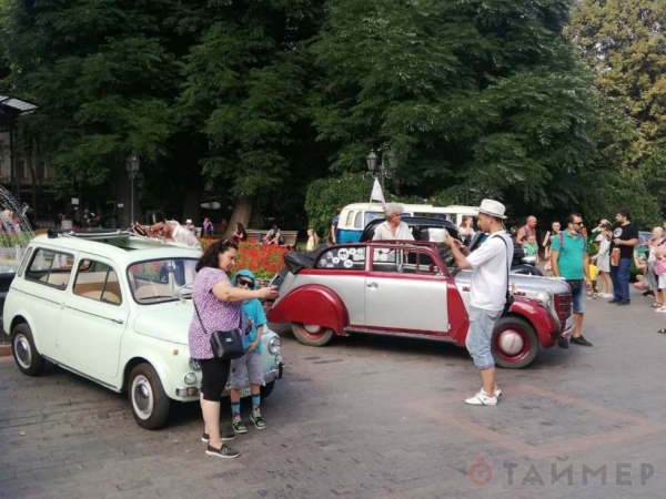 Можно фотографироваться: Горсад наводнили раритетные авто 