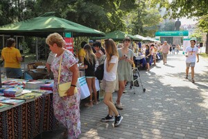 В парке Шевченко сегодня многолюдно: там проходит книжный фестиваль 