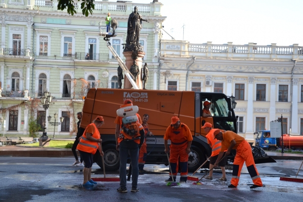 Коммунальщики устроили генеральную уборку в центре Одессы