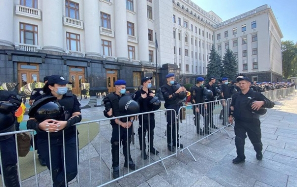 Под ОП столкновения националистов и силовиков