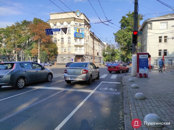 На Пироговской переделали полосу для велосипедистов и продлили ее до проспекта Шевченко. Фото
