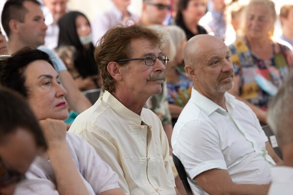 В парке Шевченко сегодня многолюдно: там проходит книжный фестиваль 