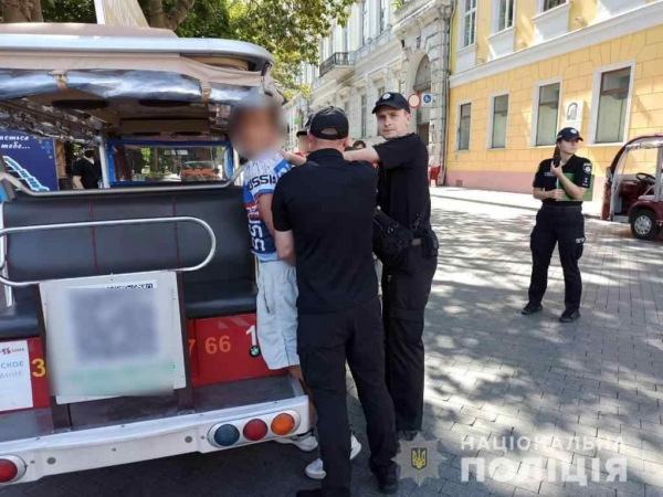 В центре Одессы за мелкое хулиганство задержали иностранца в футболке с надписью «Russia»