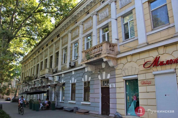 Во время реставрации с памятника архитектуры в центре Одессы снимут запрещенную символику. Фото