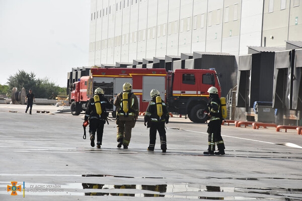Было много дыма: спасатели рассказали подробности пожара на складах в Нерубайском 