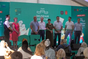 В парке Шевченко сегодня многолюдно: там проходит книжный фестиваль 