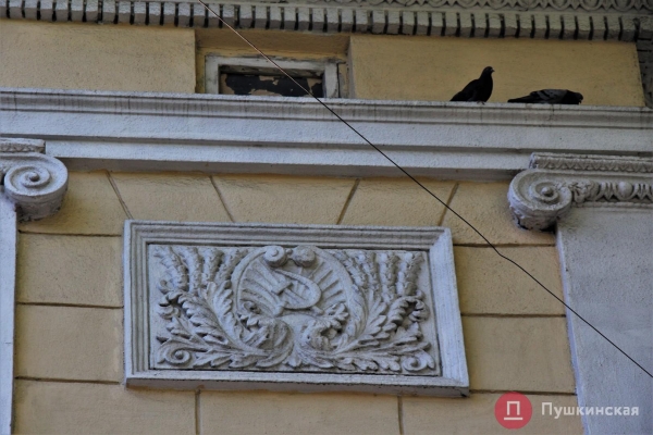 Во время реставрации с памятника архитектуры в центре Одессы снимут запрещенную символику. Фото