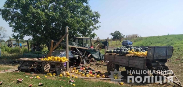 Под Одессой автомобиль въехал в лавку с арбузами и дынями: пострадали 2 человека. Фото