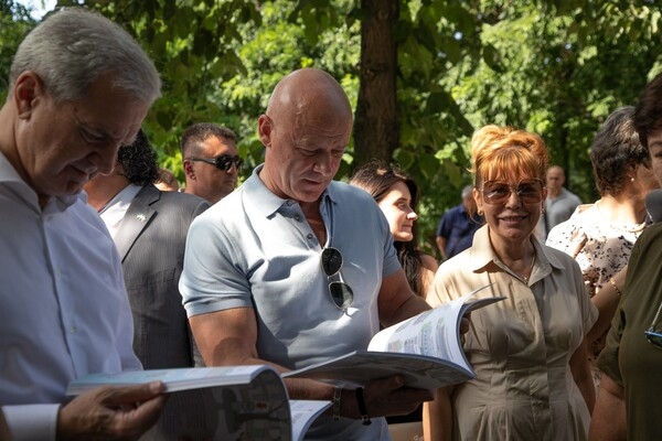 В парке Шевченко сегодня многолюдно: там проходит книжный фестиваль 