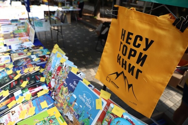 В парке Шевченко сегодня многолюдно: там проходит книжный фестиваль 