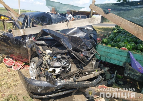 Под Одессой автомобиль въехал в лавку с арбузами и дынями: пострадали 2 человека. Фото