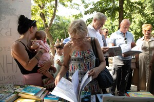 В парке Шевченко сегодня многолюдно: там проходит книжный фестиваль 
