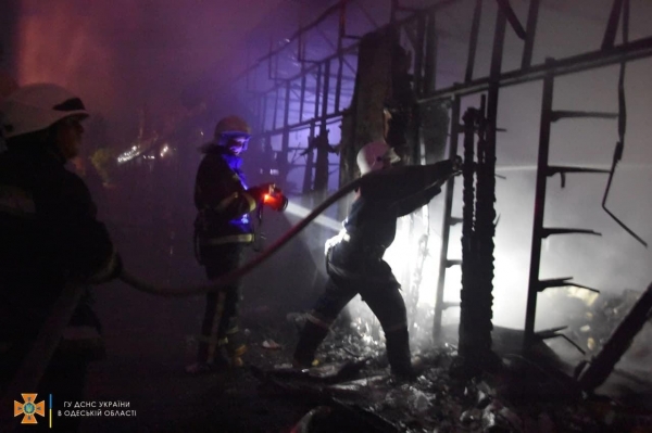 Ночью в Одессе сгорел магазин «Конфискат»: огонь тушили более 2 часов. Фото
