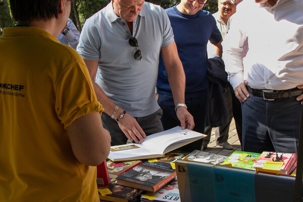 В парке Шевченко сегодня многолюдно: там проходит книжный фестиваль 