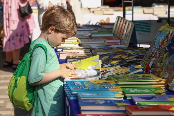 В парке Шевченко сегодня многолюдно: там проходит книжный фестиваль 