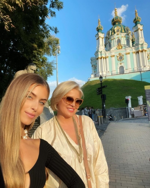 Внучка Ротару без бюстгальтера позировала у церкви