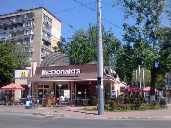 «Макдоналдс» на площади Толбухина реконструируют с раширением