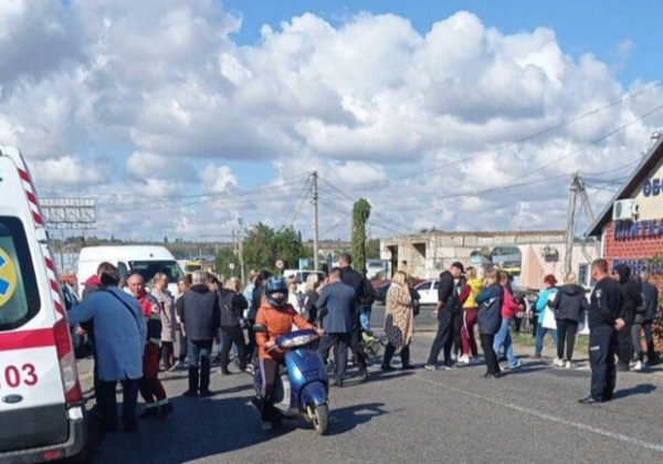 Против "дистанционки": родители, учителя и дети перекрыли трассу Одесса – Кишинев