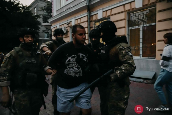 Молодых людей, которые подрались с полицией после прайд-марша в Одессе, отправили под домашний арест