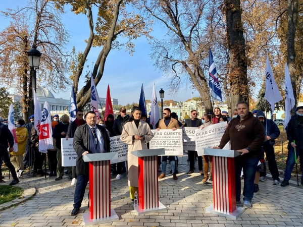 
Журналисты незаконно закрытых СМИ провели масштабную акцию с целью привлечь внимание гостей саммита Украина – ЕС к нарушению свободы слова
