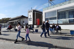 В Одессе снова лето: отдыхающие заполонили пляж "Ланжерон"