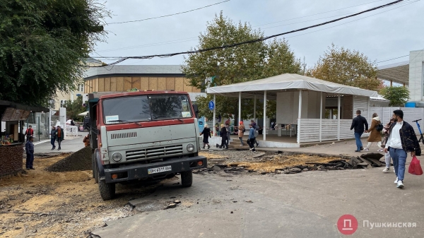 В левой части Аркадии стартовал масштабный ремонт тротуаров: кто платит и когда закончат. Фото