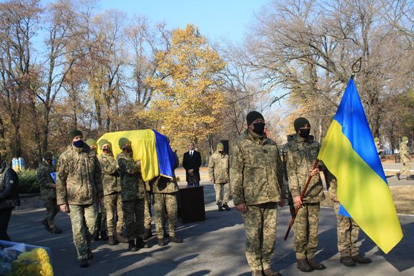 Без батька залишився 10-річний син: у Запоріжжі попрощалися з українським воїном, який загинув на Донбасі