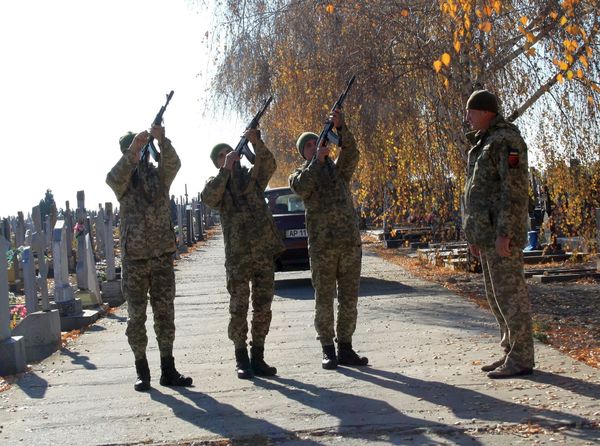 Без батька залишився 10-річний син: у Запоріжжі попрощалися з українським воїном, який загинув на Донбасі