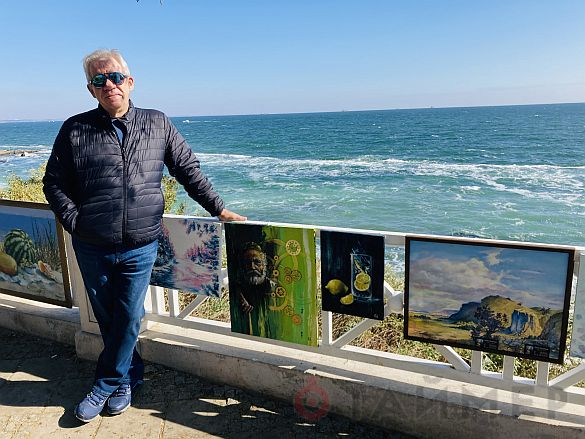 В честь Костанди: одесские художники устроили выставку картин на пляже