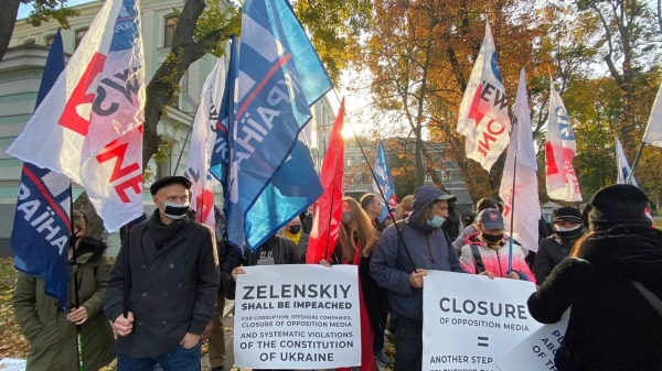 
Журналисты незаконно закрытых СМИ провели масштабную акцию с целью привлечь внимание гостей саммита Украина – ЕС к нарушению свободы слова
