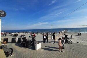 В Одессе снова лето: отдыхающие заполонили пляж "Ланжерон"
