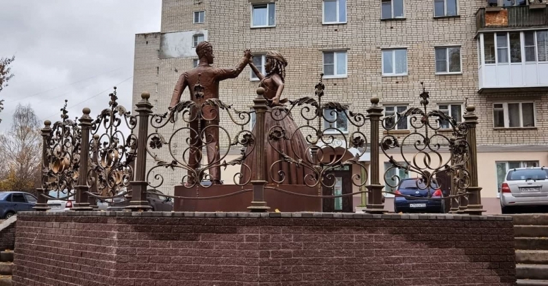 «О боги, ці обличчя!»: мережу розсмішив пам'ятник молодятам в Росії