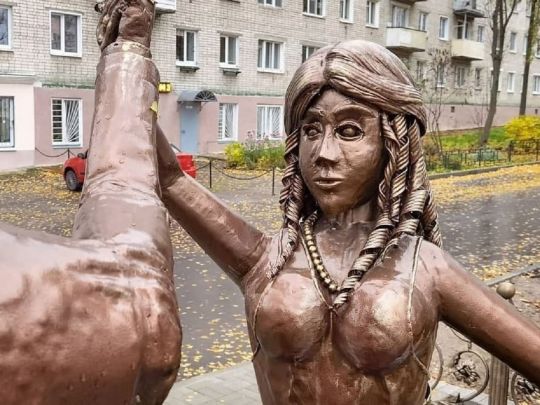 «О боги, ці обличчя!»: мережу розсмішив пам'ятник молодятам в Росії